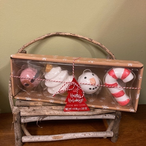 NIB! NEW HAPPY HOLIDAYS FESTIVE PEPPERMINT BATH FIZZERS - Picture 1 of 12